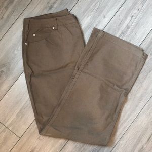 NWOT Women’s 18x33 dark brown Duluth Trading pants